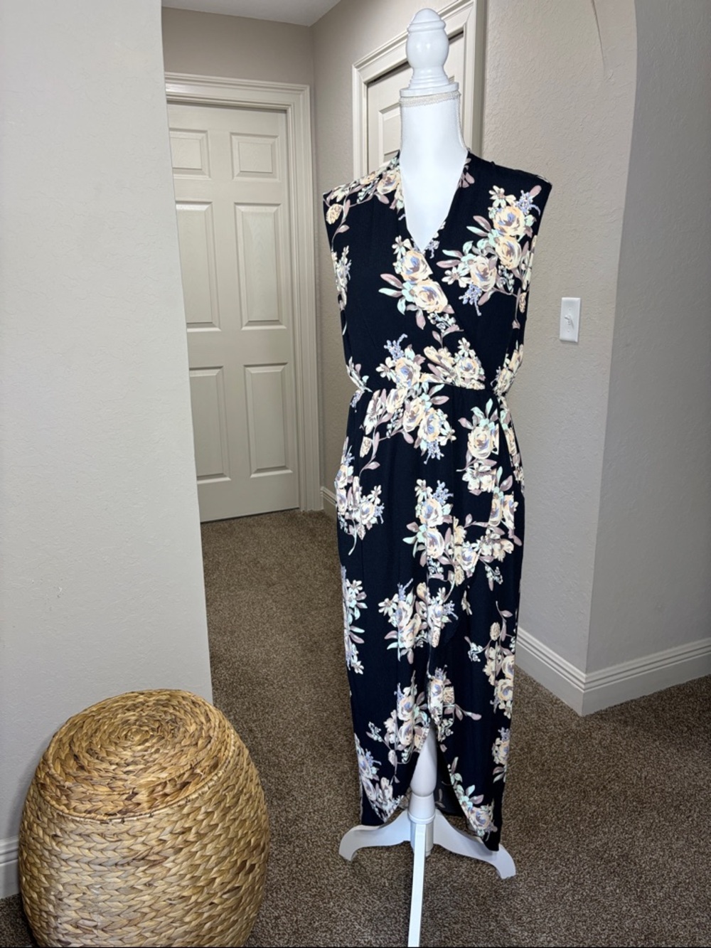 ASTR The Label Floral Faux-Wrap Maxi Dress Sleeveless V-Neck Boho Romantic L - Picture 3 of 10